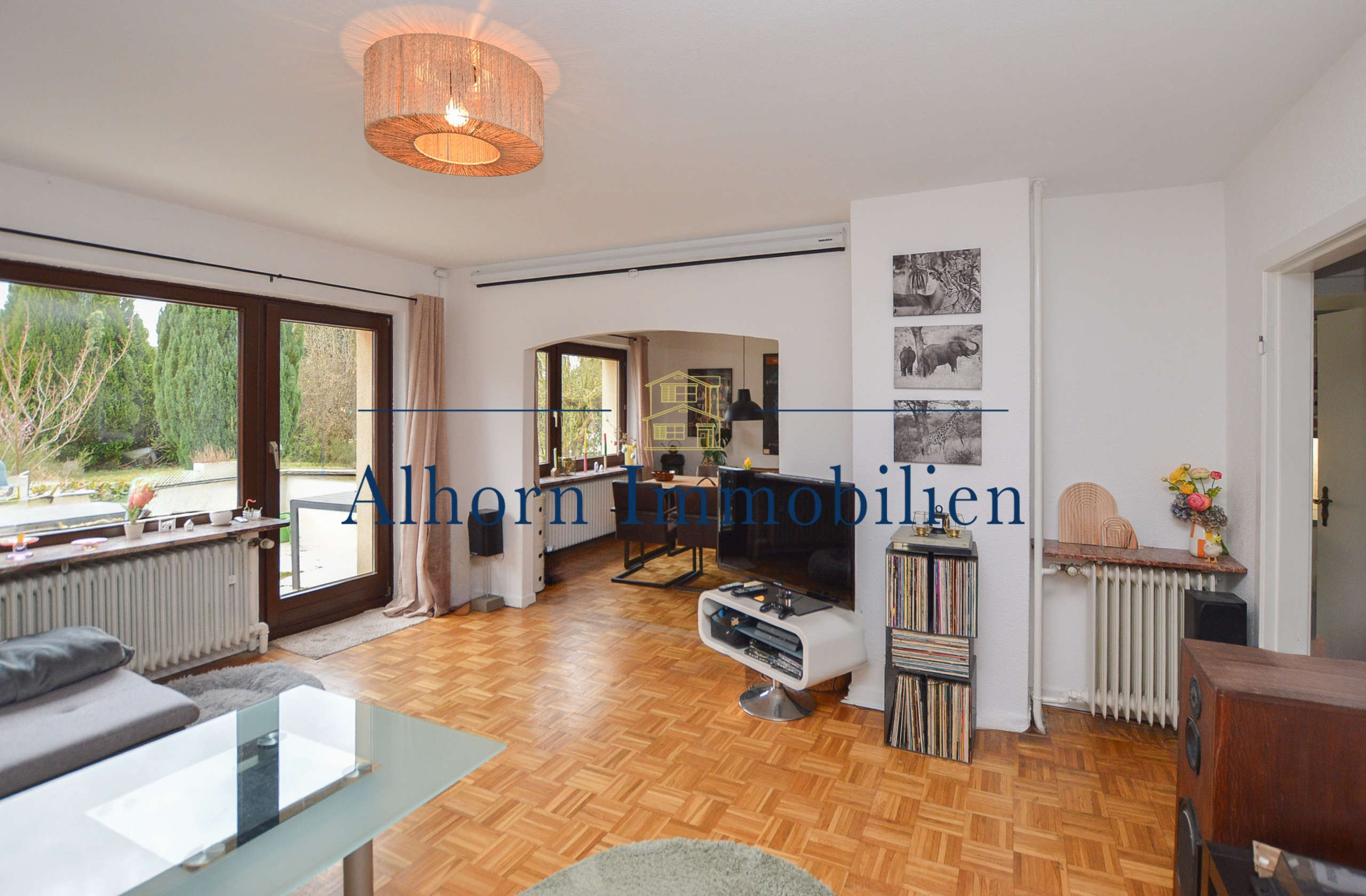 Wohnzimmer mit Blick ins Esszimmer