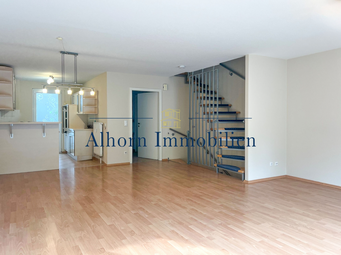 Wohnzimmer mit Blick in die Küche