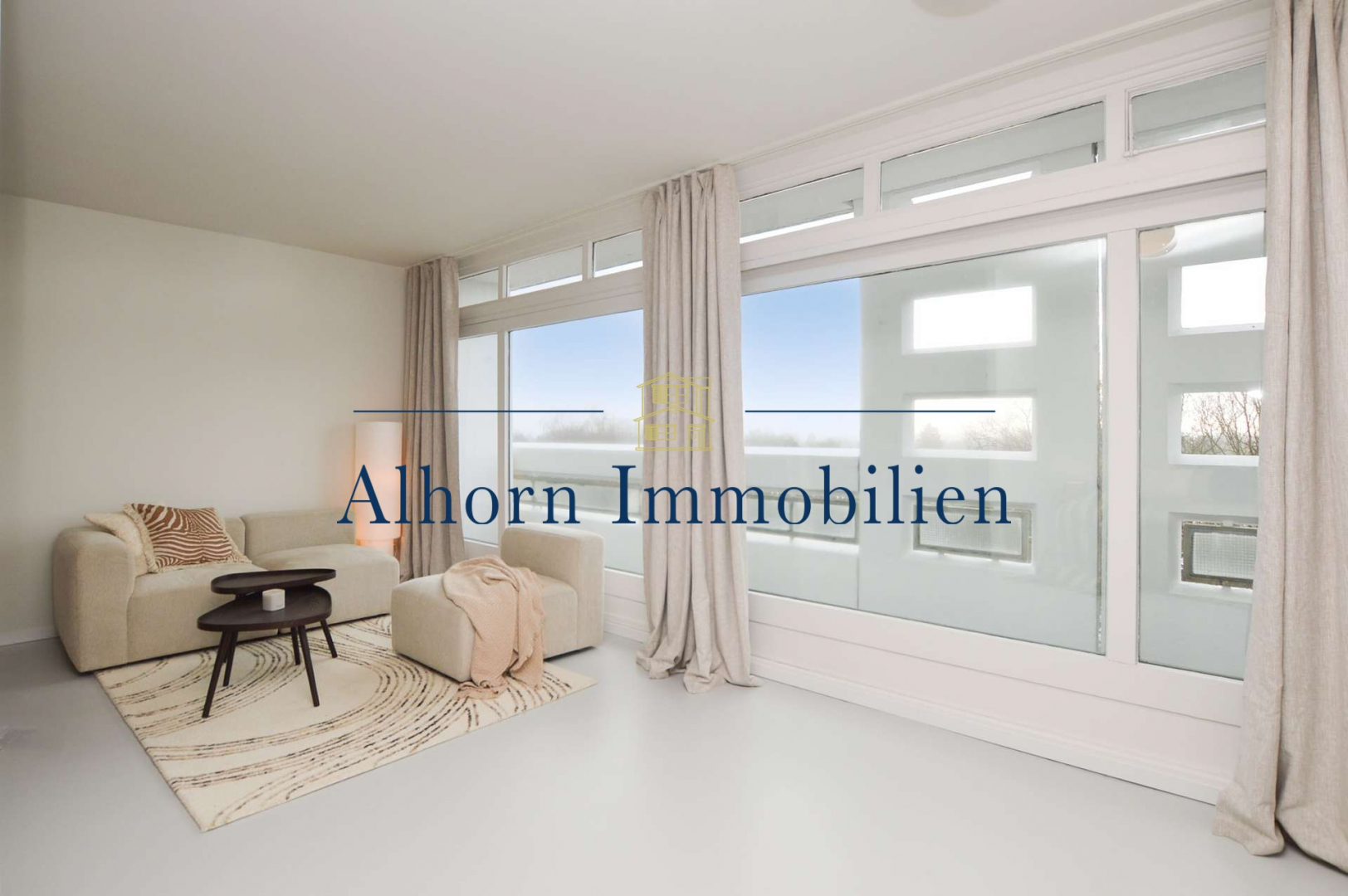 Wohnzimmer mit Zugang z. Balkon