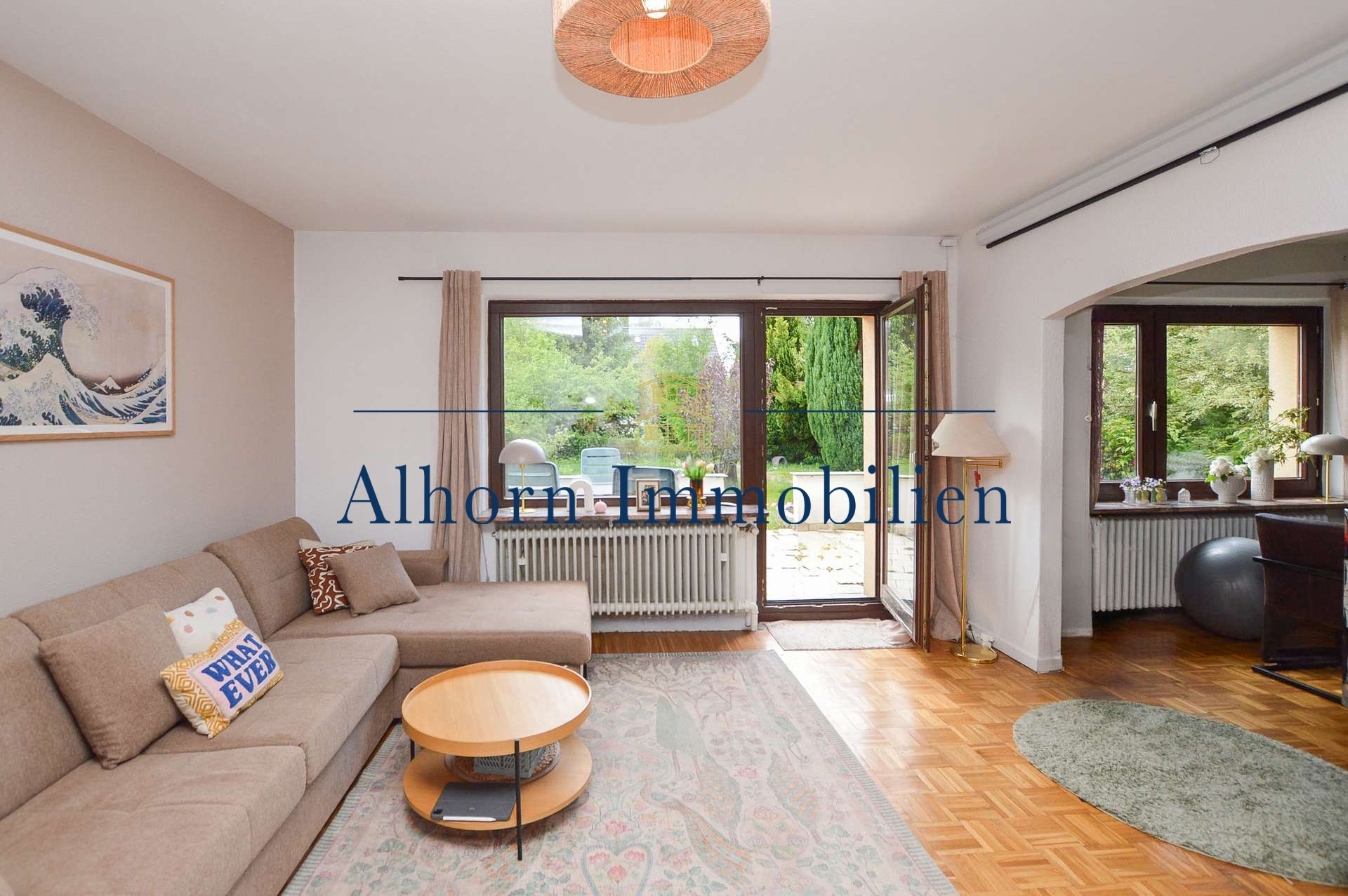 Wohnzimmer mit Blick in den Essbereich