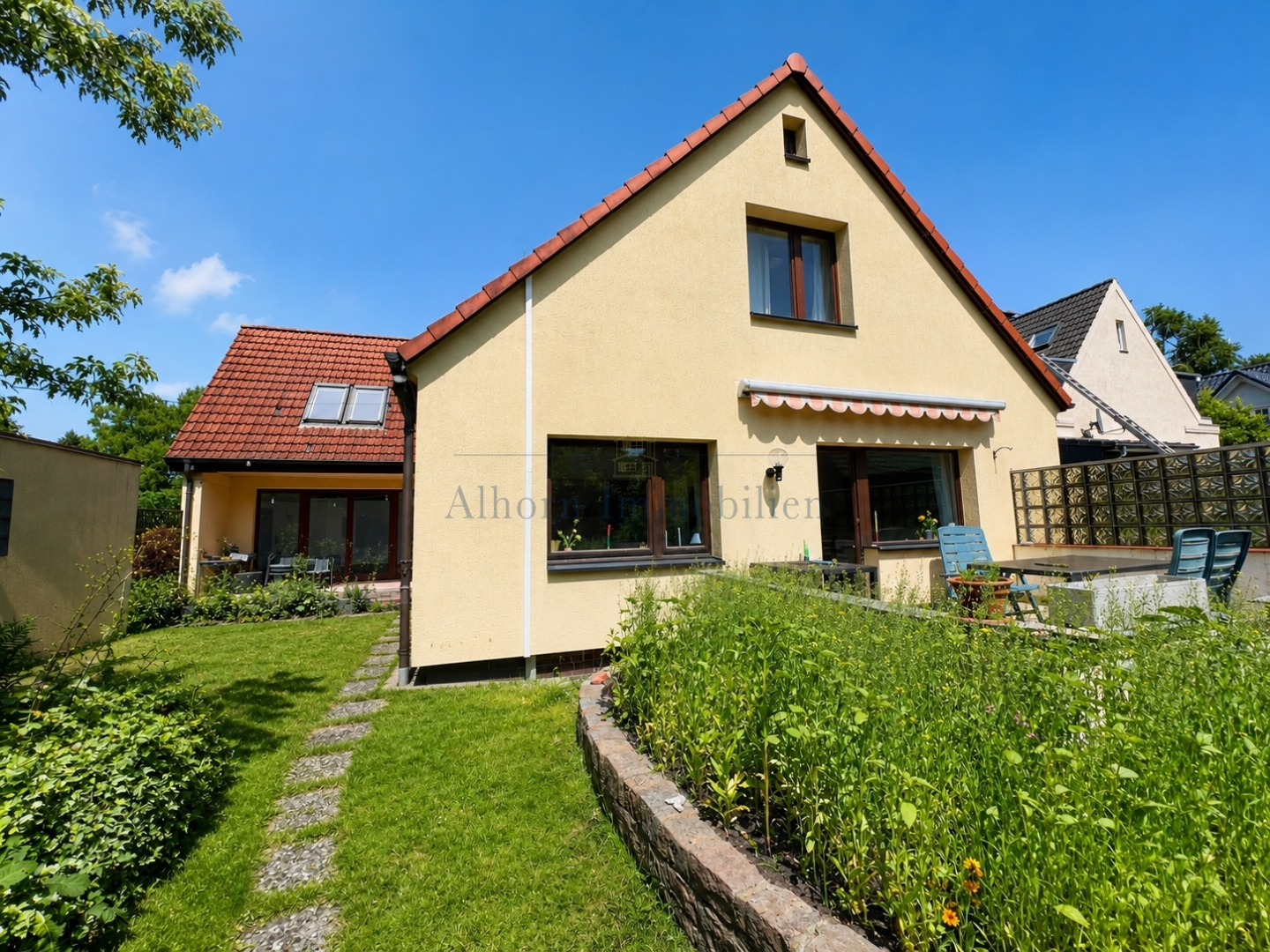 Gartenblick mit 2 Terrassen
