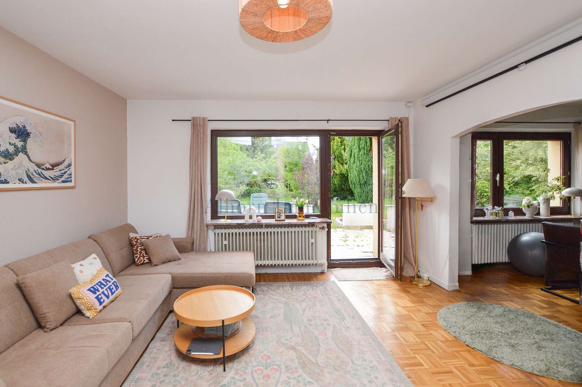 Wohnzimmer mit Zugang zur Terrasse