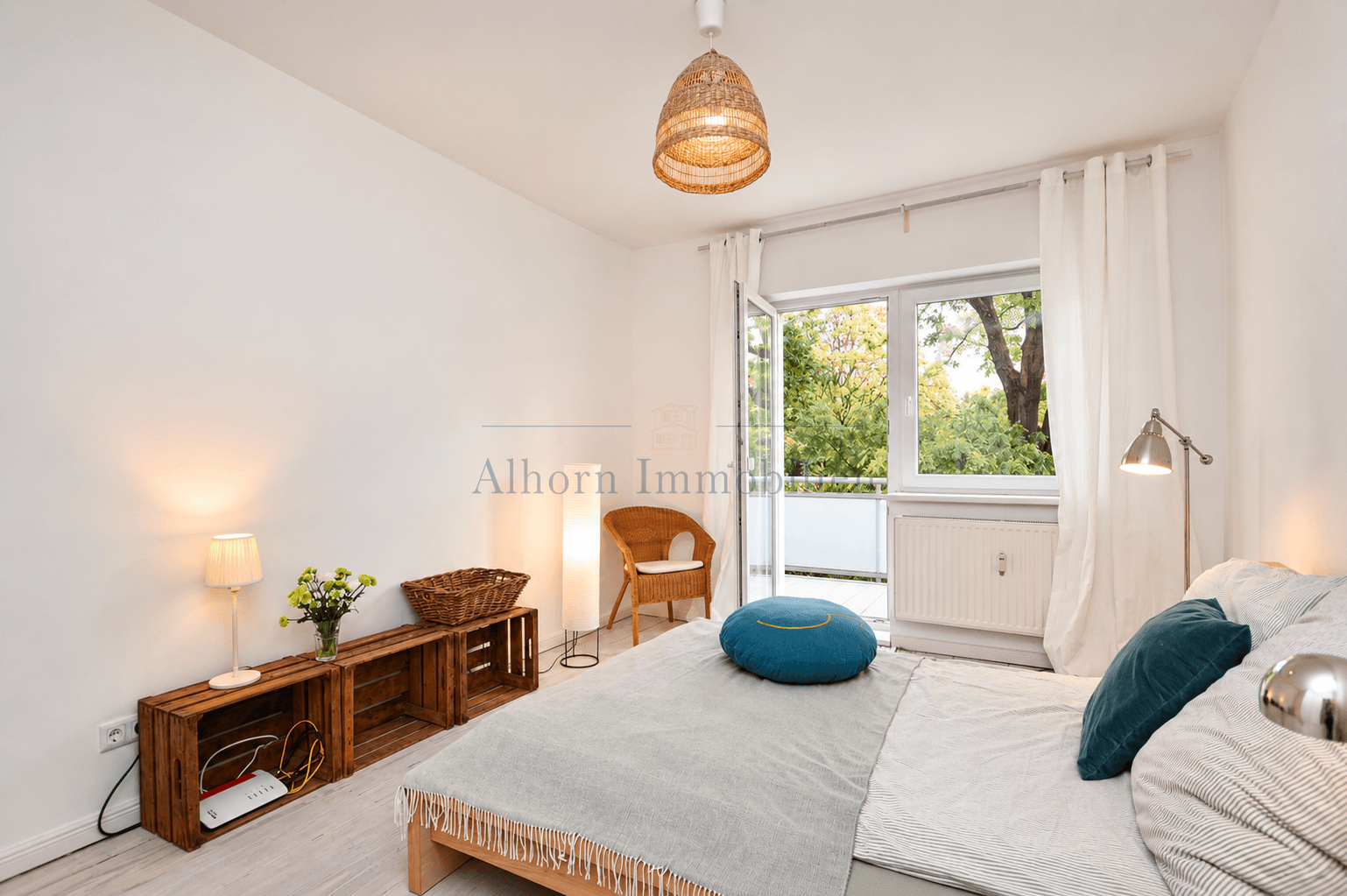 Zimmer m. Zugang z. Balkon
