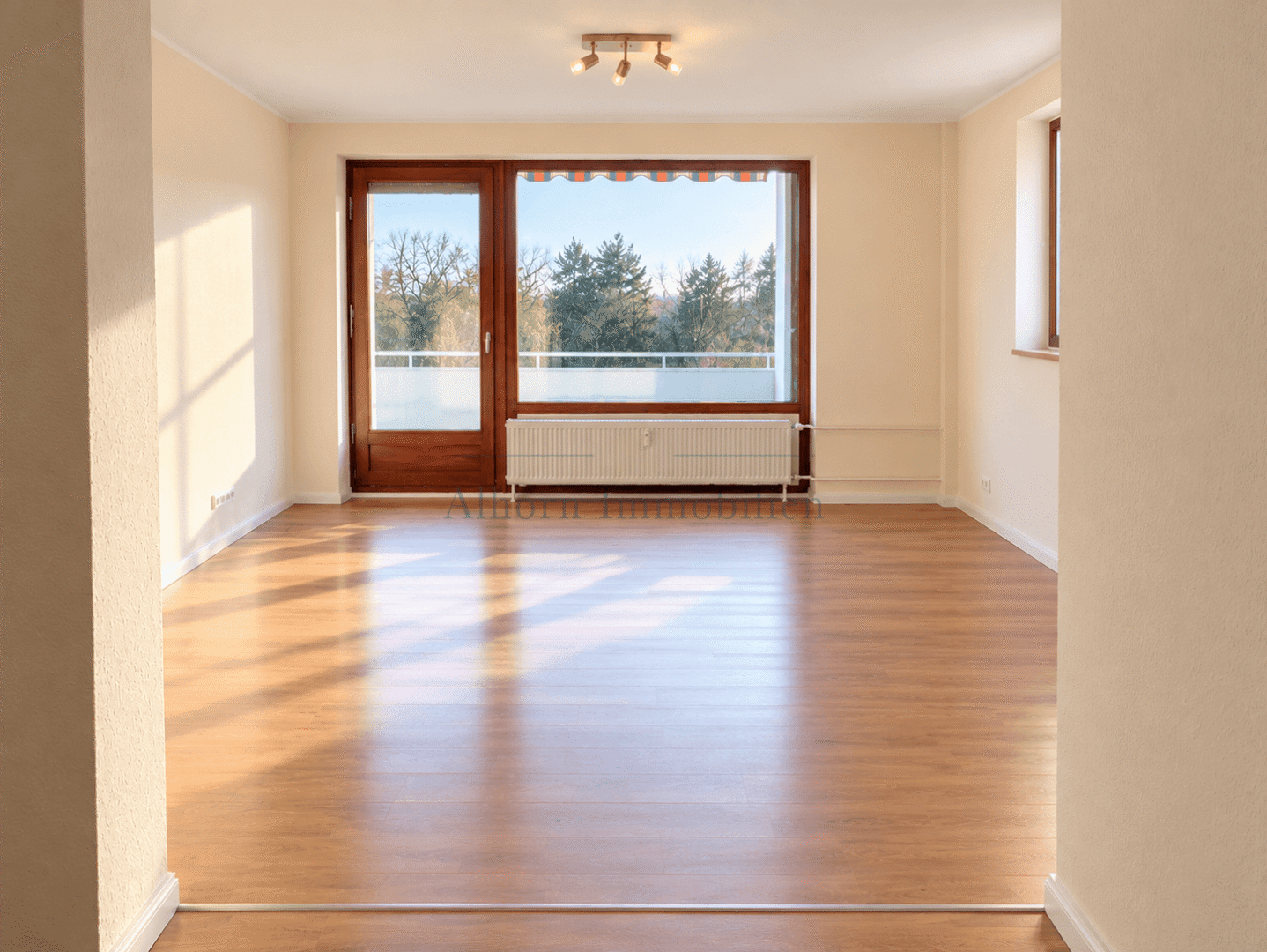 Wohnzimmer m. Zugang z. Balkon